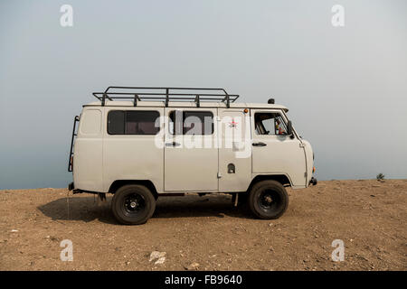 Olkhon Island - Lago Baikal, Russia. Luglio 2015- Russo Uaz van parcheggiato su una rupe di Isola di Olkhon. Foto Stock