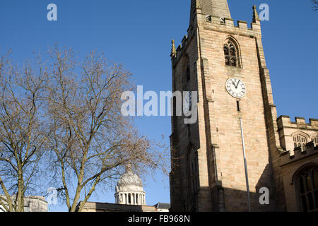 La Chiesa di San Pietro e il Nottingham City Council House,UK. Foto Stock