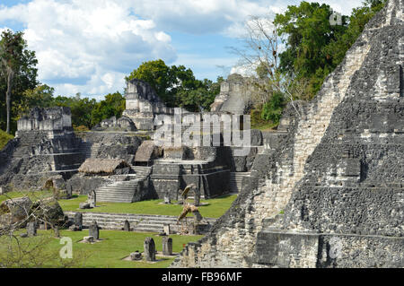 Nord acropoli delle strutture nel Parco Nazionale di Tikal e sito archeologico, Guatemala Foto Stock