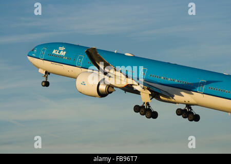 KLM Boeing 777-300ER il decollo dall'aeroporto di Schiphol in serata calda luce Foto Stock