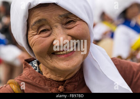 Jeju Island, la Corea del Sud. Ottobre 2015 - una vecchia signora danze e sorriso durante una caduta festival di Seogwipo. Foto Stock