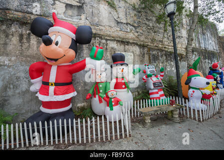 I personaggi Disney decorazioni natalizie e visualizzare in un piccolo parco in Alachua, Florida. Foto Stock