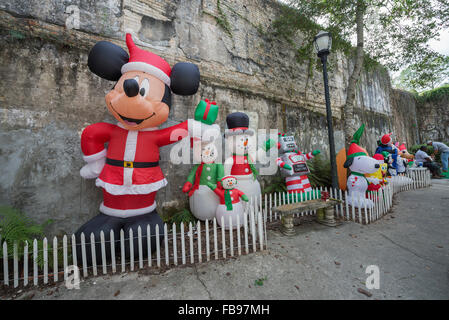 I personaggi Disney decorazioni natalizie e visualizzare in un piccolo parco in Alachua, Florida. Foto Stock