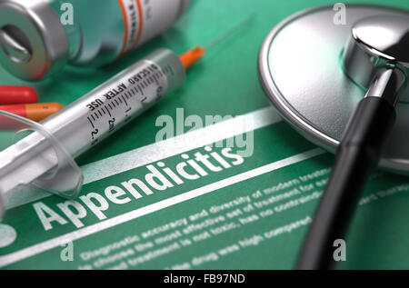 Diagnosi - appendicite. Concetto medico su sfondo verde con testo sfocato e composizione di pillole, siringa e Stethoscop Foto Stock