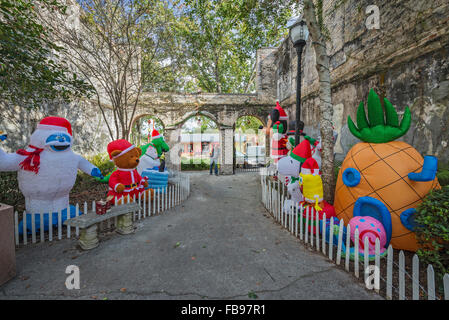 I personaggi Disney decorazioni natalizie e visualizzare in un piccolo parco in Alachua, Florida. Foto Stock