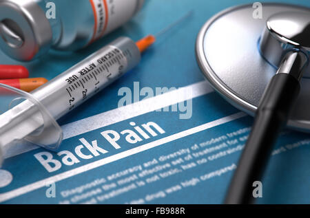 Dolore alla schiena - concetto medico con testo sfocato, uno stetoscopio pillole e la siringa su sfondo blu. Messa a fuoco selettiva. Foto Stock