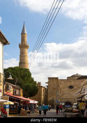 Moschea e minareto nella parte vecchia di Nicosia, Lefkosa, Repubblica Turca di Cipro del Nord Foto Stock