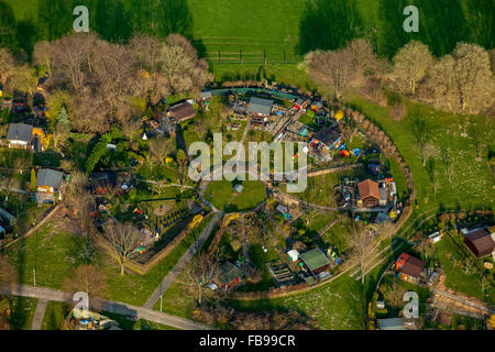 Vista aerea, piccolo giardino a Heuweg in Stockum, giardino circolare disposizione appezzamenti in primavera, Witten-Stockum, Witten, Foto Stock