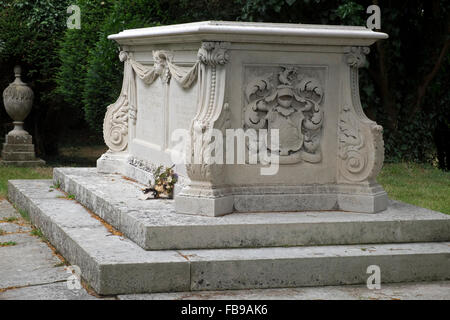 La Tomba di Sir William Cuthbert Quilter, 1° Baronet, St Marys, Bawdsey, Suffolk, Regno Unito. Foto Stock