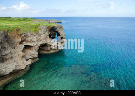 Oceano Blu e cliff, Prefettura di Okinawa, in Giappone Foto Stock