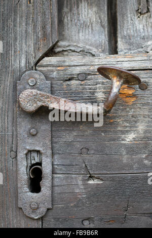 Ferro vecchio maniglia della porta al castello di Buchlov Foto Stock