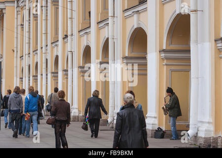 Gostiny dvor shopping arcade sulla Nevsky prospekt, San Pietroburgo, Russia Foto Stock