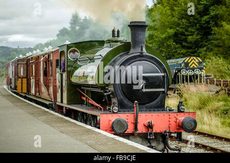 Treno a vapore tirando fuori di Bolton Abbey stazione, vicino a Bolton Bridge, North Yorkshire. Foto Stock