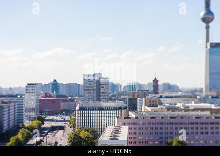 Vista su ex Berlino Est, Otto-Braun-Strasse e Alexanderplatz Foto Stock