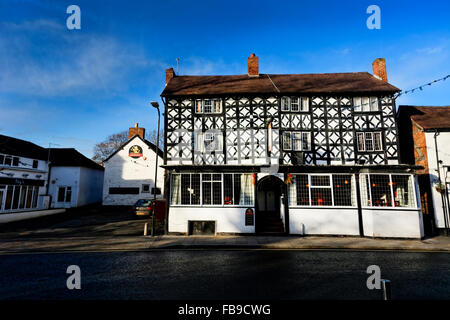 Resti medievali punteggiano la città mercato di Tenbury Wells, Worcestershire, Regno Unito compreso il Royal Oak Hotel Foto Stock