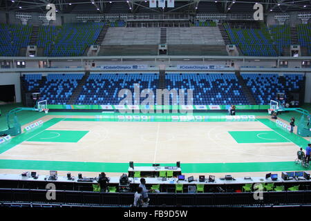 Rio de Janeiro, Brasile, 12 Gennaio 2016: Arena Carioca 1 è aperto in corrispondenza del Rio 2016 Olympic Park a Rio. La posizione verrà utilizzato alle Olimpiadi per il basket concorsi e ricevere già nei prossimi giorni un torneo di basket internazionale con le selezioni in Brasile, Argentina, Australia e Venezuela Credito: Luiz Souza/Alamy Live News Foto Stock