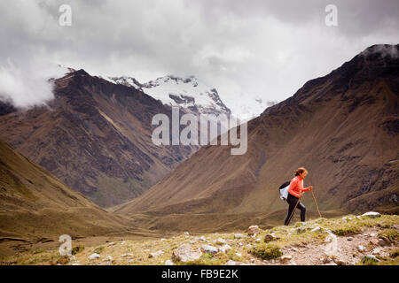 Escursionista sul Senso - Inka (culla d'Oro) Inca Trail, Perù. Foto Stock