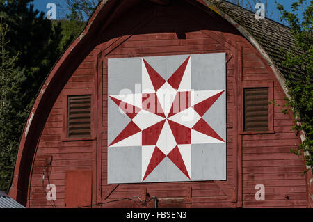 Modello di Quilt montato su un granaio rosso nelle zone rurali a Washington, Stati Uniti d'America Foto Stock