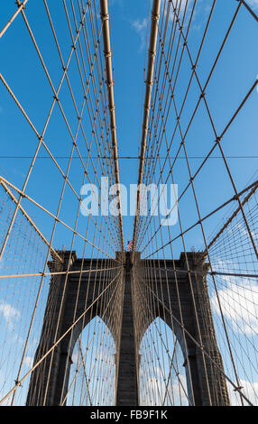 Guardando verso una delle torri del ponte di Brooklyn con granito e calcare cotto e cavi di sospensione. NYC. Foto Stock