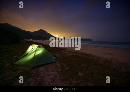 Campeggio a vuoto lungo Tai Wan (Big Wave Bay beach, Sai Kung, Hong Kong Foto Stock