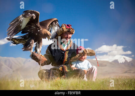 Un aquila kazaka cacciatore e figlio nel Tsaast Uul Valley, lontano-Mongolia occidentale. Foto Stock