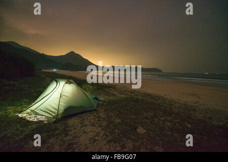 Campeggio a vuoto lungo Tai Wan (Big Wave Bay beach, Sai Kung, Hong Kong Foto Stock