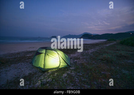 Campeggio a vuoto lungo Tai Wan (Big Wave Bay beach, Sai Kung, Hong Kong Foto Stock