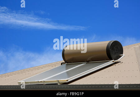 I pannelli solari utilizzati per il riscaldamento di acqua su un tetto Foto Stock