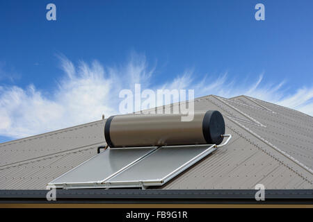 Pannelli solari sul tetto per riscaldare acqua proveniente dal sole Foto Stock