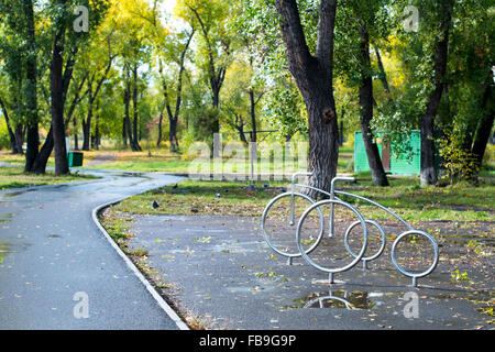 Camminare sotto la tettoia di alberi, aria fresca e di esercizio che è che cosa vi aspetta Tatyshev Park, il luogo in cui un sano lifest Foto Stock