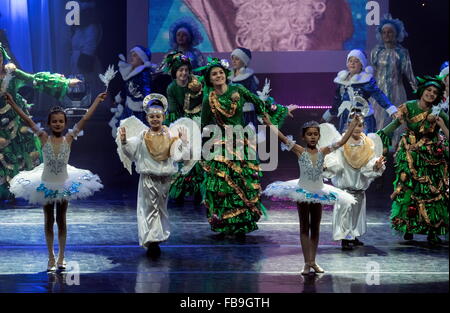 Jan 8, 2016 - Kiev - Ucraina i cristiani ortodossi festeggiano il Natale secondo il calendario giuliano. In questi giorni nel paese sono le vacanze scolastiche. Nel palazzo dell'Ucraina i bambini mostra prestazioni 'Miracles in Toyland." (credito Immagine: © Igor Golovniov/ZUMA filo/ZUMAPRESS.com) Foto Stock