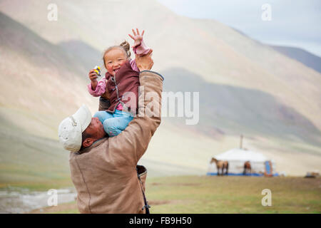 Padre e figlia di condividere una risata Kharkhiraa Turgen National Park, Mongolia. Foto Stock