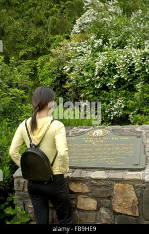 Un giovane escursionista legge un segnavia all'inizio dell'Appalachian Trail a Amicalola Falls State Park, Georgia, Stati Uniti d'America. Foto Stock