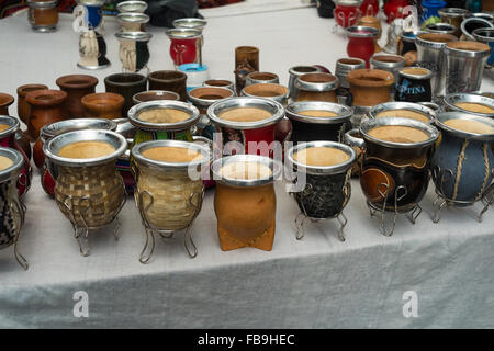 Compagno di tradizionali coppe per la vendita su un Buenos Aires street market Foto Stock