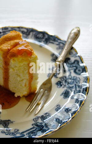 In prossimità di una fetta di torta di angelo su una piastra, dessert fatti in casa. Il cibo Foto Stock