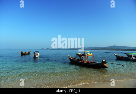 Barche avvicinando pearl island vicino a Ngapali beach. Foto Stock