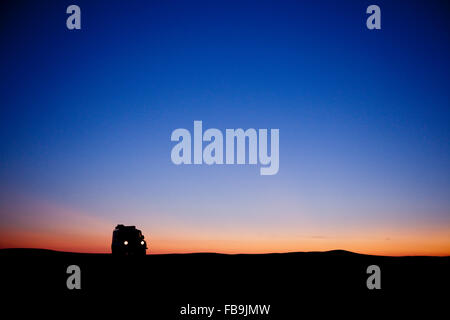 Un 4X4 La guida al tramonto nel deserto del Gobi, Zorgol Hayrhan Uul, Mongolia. Foto Stock