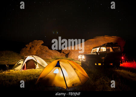 4X4 offroad camping sotto le stelle nel deserto del Gobi, Mongolia. Foto Stock