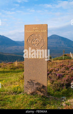 Costa Nord 500 - monumento di pietra con il gaelico iscrizione ingresso marcatura di Mackay paese, vicino a Kylesku, Sutherland, Quinag in vista dietro. Foto Stock