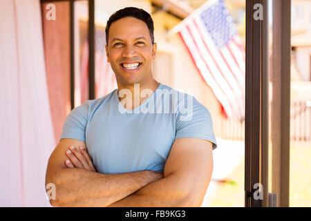 Felice di mezza età uomo americana guardando la telecamera Foto Stock