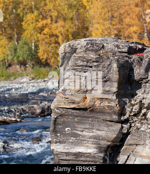 Fiume breve e rapido fino a Nord, che scorre veloce l'acqua. Canyon con rocce, scogliere e acqua in movimento. Flusso potente e cascate.