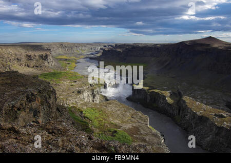 Vista sul canyon del fiume e cascata Hafragilsfoss in Islanda Foto Stock