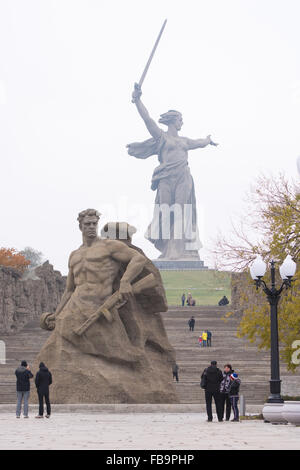 Volgograd, Russia - 5 Novembre 2015: La vista dalla piazza sorgeva presso la morte della scultura 'stand a morte' e 'Motherl Foto Stock