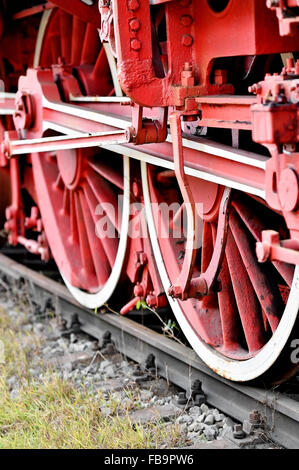 Ripresa industriale con il vecchio treno a vapore che guida il meccanismo della ruota Foto Stock