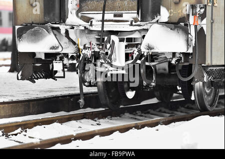 Dettaglio shot con congelati vagone treno tamponi e links di collegamento in inverno Foto Stock