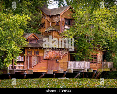 Il Treehouse di legno ad Alnwick Giardini in Northumberland England Regno Unito progettato da Jacques e Peter Wirtz hanno Foto Stock