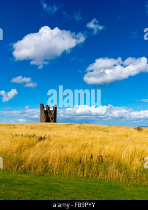 Torre Lilburn parte delle rovine del castello di Dunstanburgh in Northumberland North East England Regno Unito Foto Stock