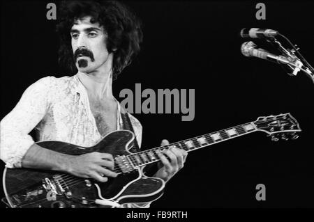 Frank Zappa a Parigi. - 1970 - Francia / Ile-de-France (Regione) / Parigi - Frank Zappa a Parigi. - Frank Zappa ; - Gaumont Palace ; - Parigi ; - 1970 ; - Philippe Gras / Le Pictorium Foto Stock