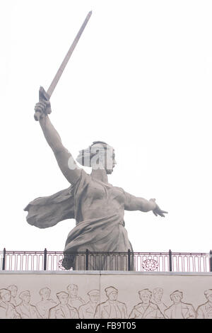 Volgograd, Russia - 5 Novembre 2015: vista dal bassorilievo sul monumento "chiamate otherland' storico-complesso memoriale " Foto Stock