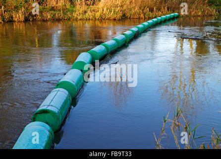 Un boom sul fiume Bure a monte del mulino ad acqua a Guildford, Norfolk, Inghilterra, Regno Unito. Foto Stock